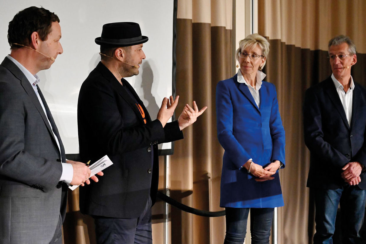 V.l.n.r.: Moderator Joachim Eckert, GdW Bundesverband deutscher Wohnungs- und Immobilienunternehmen e.V., in der gemeinsamen Podiumsdiskussion mit den Referenten Max Thinius, Prof. Katarina Adam, HTW Berlin, und Prof. Manfred Helmus, Bergische Universität Wuppertal. Speaker auf dem 14. OpenPromos Anwenderforum