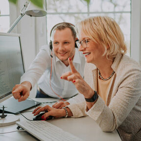 Womit können wir Ihnen helfen? Servicequalität bedeutet für uns: wir denken lösungsorientiert, wir schaffen Transparenz, auch bei komplexer Technik, wir bewegen uns und wollen jeden Tag besser werden und wir sind Spezialisten und arbeiten im Team. Denn im Mittelpunkt unserer Dienstleistungen steht stets der wirtschaftliche Nutzen für unsere Kunden. Überdurchschnittliche Performance und Verfügbarkeit unserer Lösungen gewährleisten wir durch den Einsatz neuester Technologien und hohe Qualifikation unserer Mitarbeitenden.  PROMOS Service und Support