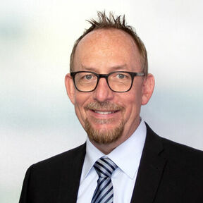 O-Ton zum Projekt von Ralf Schröter, Expert Consultant und Projektleiter auf Seiten von PROMOS consult „Die Umstellung auf digitale Lösungen geht weit über bloße Effizienzsteigerung hinaus. Der Fokus auf die nahtlose Kommunikation mit Mietern und Dienstleistern spiegelt sich in einer hohen Zufriedenheit der Anwender wider. Die fortschreitende Integration von Systemen ermöglicht Mitarbeiterinnen und Mitarbeitern, flexibel und effizient zu arbeiten. Die Verbindung von Technologie und Tradition zeigt schlussendlich, dass digitale Innovationen nicht den menschlichen Kontakt ersetzen müssen. In einer Zeit des Wandels und der technologischen Fortschritte ist es wichtiger denn je, auf einen starken Partner zurückgreifen zu können. Eine umfassende Erfahrung in SAP ® -Beratung und -Implementierung im Immobilienbereich kann wertvolle Erkenntnisse und Unterstützung bieten, wenn es darum geht, individuelle Wege zur Digitalisierung zu finden. Schließlich geht es nicht nur darum, mit der Zeit zu gehen, sondern auch, die Prinzipien und Werte eines Unternehmens in einer neuen Ära der Immobilienverwaltung zu bewahren.“ Ralf Schröter