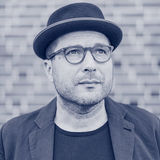 Max Thinius Max Thinius gilt als Deutschlands führender Futurologe. Sein Fokus liegt auf Themen wie Gesellschaft, Wirtschaft, Nachhaltigkeit und der Frage, wie wir unsere Zukunft gestalten können. Er leitete zehn Jahre den Lehrstuhl für Innovation und Kommunikation am IMK in Berlin und Wiesbaden. Heute ist er als Berater tätig und hilft Unternehmen sowie Regionen Innovationen zu entwickeln und ihre Ausrichtung auf die Zukunft vorzubereiten. Als ausgebildeter Schauspieler, Moderator und Comedian schafft Max Thinius es, seinem Publikum Sachthemen auf eine besondere Art und Weise nahe zu bringen. Referent Max Thinius auf dem 14. OpenPromos Anwenderforum 2019 in Berlin