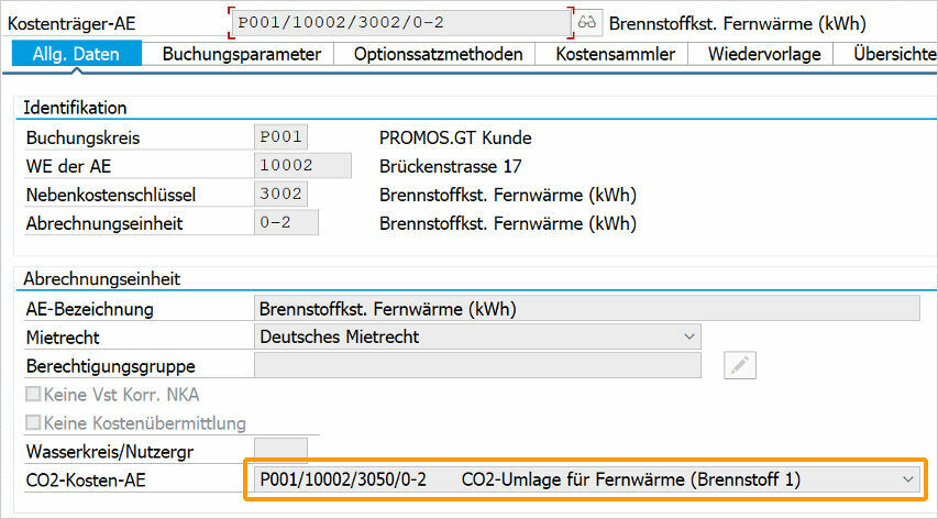 PROMOS realisiert über einen separaten Reiter „CO 2 -Daten“ zur Kostenträger-AE für Brennstoffe zudem nun auch die Zusammensetzung, welche Energieträger für die Erzeugung des Brennstoffes verwendet wurden (z. B. Energiemix für Fernwärme). Je Kreditor können verschieden „Produkte“ definiert werden, zu denen dann die verwendeten Energieträger zugeordnet werden. So kann sich beispielsweise die Brennstoffart Fernwärme aus den Energieträgern „Gas“ und „Erneuerbare Energien“ zusammensetzen. Die Summe der Anteile im Energiemix muss zusammen 100 % ergeben. Aktuell ist die Aufschlüsselung in Form einer Tabelle im Reiter CO 2 -Daten übersichtlich abgebildet, perspektivisch wird unter SAP ® Fiori zusätzlich eine grafische Aufbereitung zur Verfügung gestellt. 2. Schritt: Umlage der CO 2 -Emissionskosten Nachdem die angefallenen CO 2 -Emissionskosten an die Abrechnungsfirma übermittelt wurden, teilt die Abrechnungsfirma die CO 2 -Emissionskosten zwischen Mieter und Vermieter auf. Hierzu existiert vom Gesetzgeber ein 10-Stufenmodell, welches das Mietobjekt entsprechend der Verbrauchswerte der Mieterinnen und Mieter sowie anderer Parameter eingruppiert. Darauf basierend werden die Kosten prozentual aufgeteilt. Nachdem die Abrechnungsfirma diese Kostenaufteilung an das Wohnungsunternehmen zurückgemeldet hat, müssen die nicht umlagefähigen CO 2 -Emissionskosten von der Kostenträger-AE für die CO 2 -Emissionskosten auf eine Abrechnungseinheit für nicht umlagefähige CO 2 -Emissionskosten umgebucht werden. Zur Unterstützung dieser manuellen Buchung hat PROMOS im Nebenkosten Cockpit (NKPU) einen neuen Abrechnungsschritt „Umbuchung CO2-Kosten“ mit einem Absprung in die Transaktion „Umbuchung AE an AE“ ergänzt. 3. Schritt: Einlesen der Abrechnungsergebnisse von externen Messdiensten Um die Abrechnungsergebnisse von Messdiensten einzulesen, muss das SAP ® -System in der Lage sein, D-Sätze im neuen ARGE 3.10 Format zu verarbeiten. Der neue D-Satz ist nicht mehr einzeilig, sondern mehrzeilig. Dieser bietet nun auch die Möglichkeit, zusätzlich neben Ergebnissen für die Abrechnung von Heizung/Warmwasser bspw. auch Kaltwasser zu verarbeiten (bisher W-Sätze). Zur Differenzierung der Ergebnisse werden Kostenarten verwendet, die in der Satzbeschreibung für die ARGE-Version 3.10 beschrieben sind, z. B. 231 - „Kosten Heizung/Warmwasser“. Darüber hinaus wurden auch Datenfelder für umlagefähige und nicht-umlagefähige CO 2 -Emissionskosten ergänzt. PROMOS hat das NKPU im Bereich der manuellen Erfassung von externen Abrechnungsergebnissen entsprechend erweitert: Die neuen Kostenträger -AE mit dem neuen Nebenschlüssel müssen der Kostenträger-AE für den Brennstoff zugeordnet werden.
