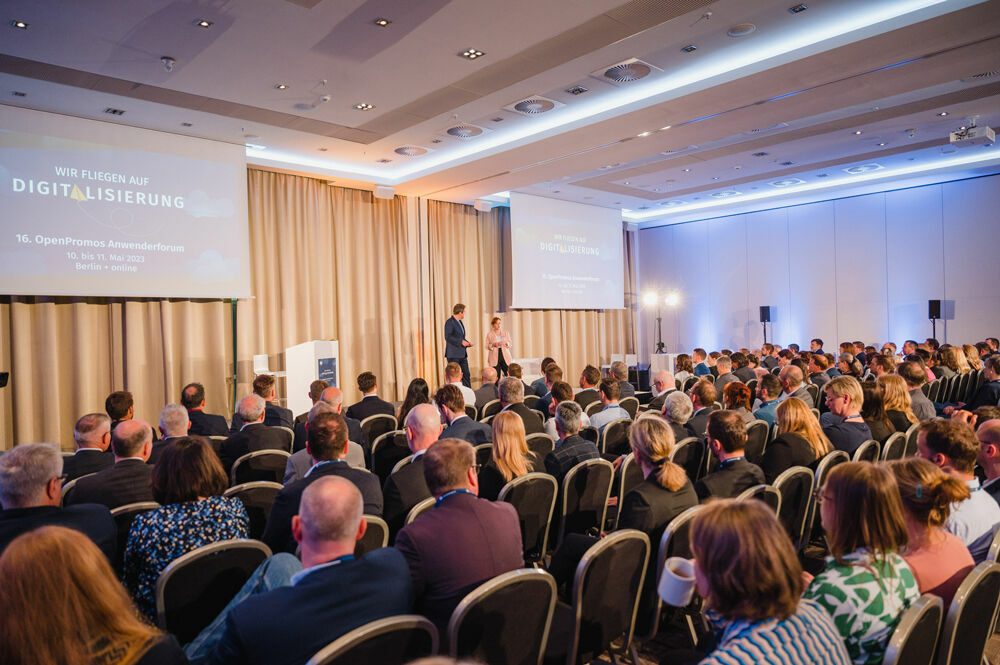 Der erste Tag wurde maßgeblich von der Podiumsdiskussion, dem Vortrag des PROMOS-Geschäftsführers Jens Kramer und dem des Keyword-Speakers Gerriet Danz geprägt. Jens Kramer eröffnete das Programm und gab den Gästen gleich zu Anfang wertvolle Impulse und Denkanstöße zur Entwicklung der Digitalisierung in der Immobilienwelt. Philipp Bächstädt moderierte durch die inhaltsvolle Diskussionsrunde mit Klaus Graniki (DOGEWO21), Dr. Christian Jaeger (GEWOBA Bremen), Norbert Riffel (VBW Bochum), Dr. Alexander Hellmuth (EY) und Jens Kramer (PROMOS consult). Sie gaben darüber Aufschluss, wie Unternehmen inmitten einer Multi-Krise Hürden überwinden und Herausforderungen bewältigen können. Dabei gaben sie klare Handlungsempfehlungen für Unternehmensgründer, Geschäftsführer und Mitarbeitende von Immobilienunternehmen. Zuletzt sprach Gerriet Danz über ein Thema, das jedes Unternehmen betrifft, aber von den meisten falsch gehandhabt wird: Fehler. Schließlich machen wir sie alle und der Umgang mit ihnen kann entscheidend für den persönlichen oder geschäftlichen Erfolg sein. Seine Lösungsvorschläge werden den Teilnehmerinnen und Teilnehmern sicherlich bei ihrer Weiterentwicklung lange eine Hilfe sein. Am Ende des Tages stiegen die Teilnehmerinnen und Teilnehmer in der Hurricane Factory wortwörtlich in die Luft! Ein Höhenflug und Highlight, das bestimmt keiner so schnell vergessen wird.