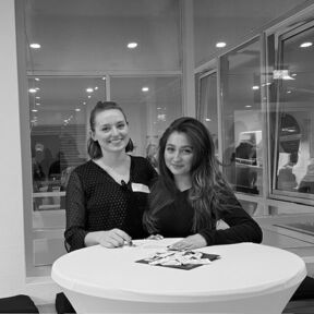 Hat dir gefallen, was du bisher über unsere Benefits erfahren hast? Du möchtest weitere Einblicke in unsere benefits@PROMOS erhalten und sehen, wie diese bei PROMOS consult gelebt werden? Dann schau gerne auf Linkedin oder in unserem PROMOS Karriere Blog vorbei und mach dir selbst ein Bild und bewirb dich auf unsere freien Stellen im Jobportal: PROMOS Recruiting HR-Team