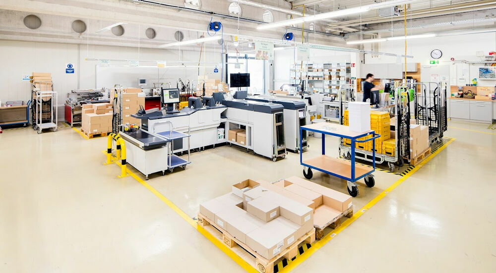 In der Produktionshalle am Standort Berlin Adlershof werden bei unserem Partnerunternehmen FP Digital Business Solutions Dokumente verarbeitet.  Digitale Dokumentenverarbeitung beim PROMOS Partner FP Digital