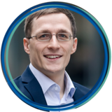 Thomas Brösicke Mit seiner langjährigen Praxiserfahrung in der Wohnungswirtschaft ist COO Thomas Brösicke der optimale Partner, wenn es darum geht, die Bedürfnisse des Kunden zu verstehen und für diese passende Lösungen zu entwickeln. Als Kopf der PROMOS Beratung kennt er die Trendthemen und weiß genau, welche Anwendungsfelder Ihrem Unternehmen einen echten Wettbewerbsvorteil verschaffen können. Gemeinsam mit CEO Jens Kramer und unserem Publikum taucht er in die Welt der Innovationen ein. Thomas Brösicke