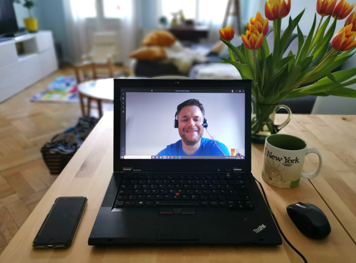 In einer Videokonferenz steht Marcel Dreger, Vertriebsassistent, Rede und Antwort zum Arbeiten im Homeoffice. Interview Marcel Dreger, Vertriebsassistent, zum Homeoffice während der Corona-Pandemie