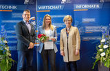 Prof. Dr. Bertil Haack, TH Wildau, Ulrike Vogt, Studentin und Gewinnerin des Förderstipendiums 2019, sowie Prof. Dr. Ulrike Tippe, Präsidentin TH Wildau (v.l.n.r.)  Stipendiumvergabe der PROMOS consult auf dem HIT 2019 der TH Wildau