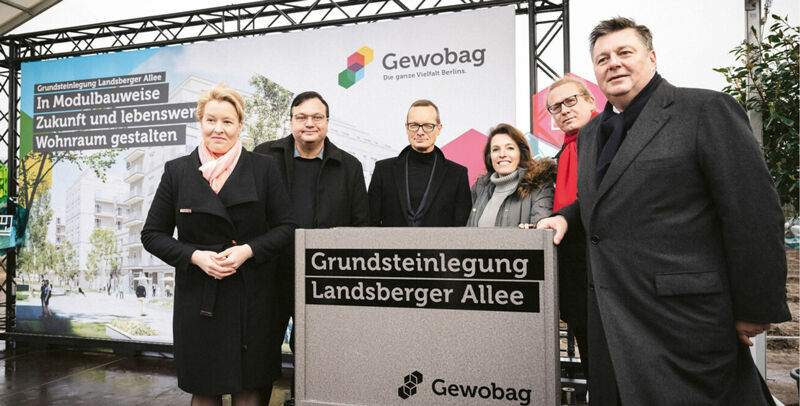Abbildung 1: Bei der Grundsteinlegung an der Landsberger Alle waren Franziska Giffey (damals regierende Bürgermeisterin) mit Michael Grunst (damals Lichtenbergs Bezirksbürgermeister), den Gewobag-Vorständen Markus Terboven und Snezana Michaelis sowie Bezirksstadtrat Kevin Hönicke und Andreas Geisel (damals Stadtentwicklungssenator) (v. l.) vor Ort. Grundsteinlegung für Gewobag Bauprojekt in der Landsberger Allee Berlin