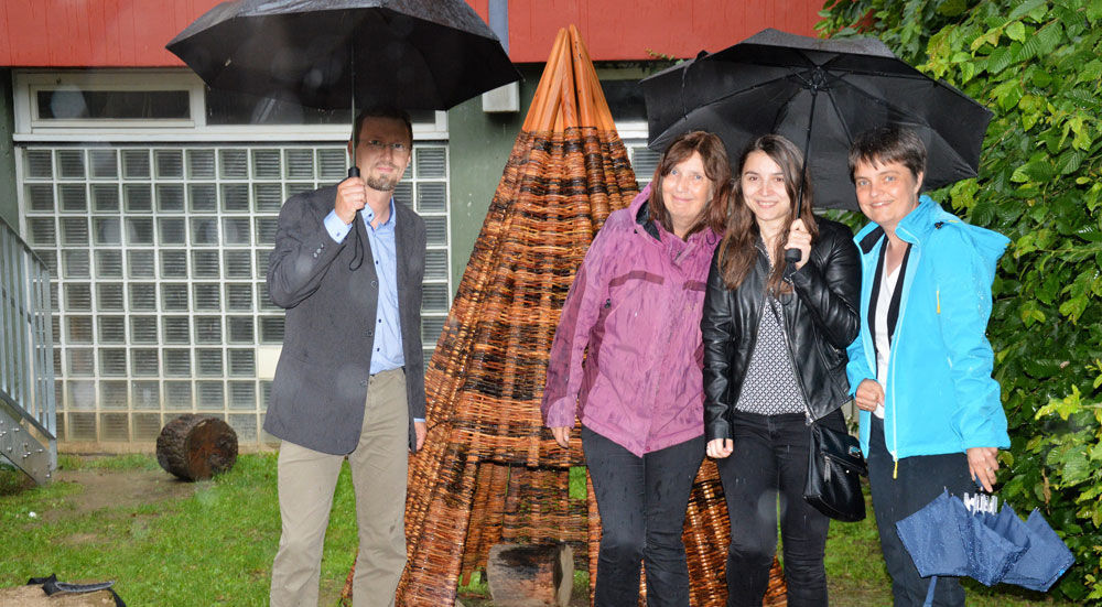 Trotz beschwerlicher Wetterlage eröffnen Michael Zapf und Jana Cervinka von PROMOS consult gemeinsam mit der Kita Baumhaus das gespendete Tipi. Spendenaktion der PROMOS Mitarbeiter 2018