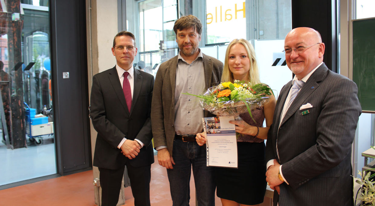 Prof. László Ungvári, Präsident der TH Wildau; Luise Krüger, Stipendiatin; Jens Kramer, CEO der PROMOS; Prof. Bertil Haack, TH Wildau (v. r.) PROMOS Stipendiumvergabe an der TH Wildau 2016