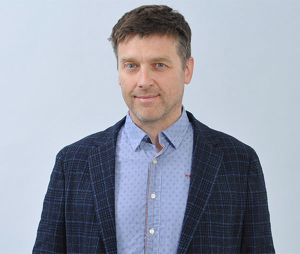 Jens Kramer Position: CEO Im Unternehmen seit: dem ersten Tag (1998) Unternehmen: PROMOS consult PROMOS CEO Jens Kramer im Interview zu den Anfängen, der Unternehmensphilosophie sowie zur Zukunft des Unternehmens