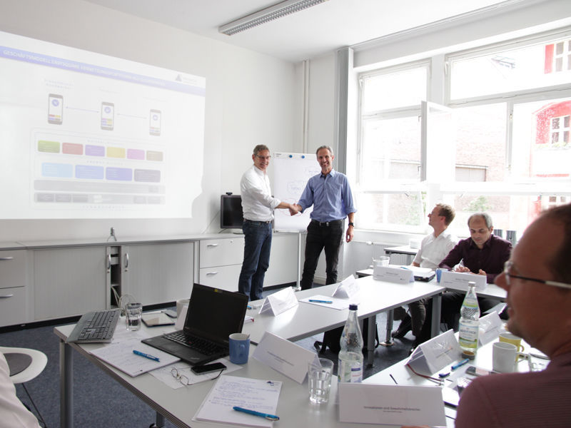 Siegfried Döring (links) und Alexander Eysert (rechts) besiegeln die Kooperation per Handschlag. PROMOS kooperiert mit Tubus System