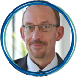 Ralf Schröter Mit nunmehr 10 Jahren Unternehmenszugehörigkeit ist Ralf Schröter einer der erfahrensten Berater des Bereichs Facility & Construction Management. Unter seiner Leitung führte er in der Vergangenheit zahlreiche Projekte zum Erfolg, so z. B. bei der TU Darmstadt, VBW oder der DOGEWO21. Mit der erfolgreichen Einführung der mobilen Bauabnahme mit easysquare bei der GBG Mannheim und der zusätzlichen Anbindung an das Mängel- und Gewährleistungsmodul in SAP ® reiht sich ein weiteres erfolgreiches Kundenprojekt in seine Historie. Beim OPAF on Air gibt er in einem detaillierten Kundenbericht an Tag 2 Einblicke in die Lösung. Ralf Schröter
