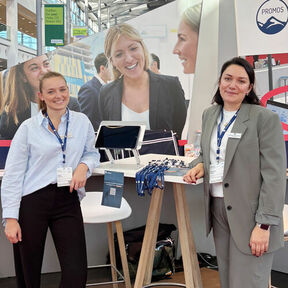 Hat dir gefallen, was du bisher über unsere Benefits erfahren hast? Du möchtest weitere Einblicke in unsere benefits@PROMOS erhalten und sehen, wie diese bei PROMOS consult gelebt werden? Dann schau gerne auf Linkedin oder in unserem PROMOS Karriere Blog vorbei und mach dir selbst ein Bild und bewirb dich auf unsere freien Stellen im Jobportal:  PROMOS Recruiting HR-Team