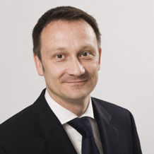 Falk Schollenberger Geschäftsführender Gesellschafter der NAI apollo residential advisory GmbH "Uns hat das Konzept von Anfang an überzeugt. Bei Objektbewertungen, die wir für Banken, Versicherungen und institutionelle Investoren durchführen, müssen wir in kurzer Zeit sehr viele Objektdaten vor Ort aufnehmen. Da das 'Bessere' immer der Feind des 'Guten' ist, mussten Schreibblock und Digitalkamera dem Smartphone weichen. Die mobile Technologie ermöglicht uns so einen schnellen, effizienten und fehlerfreien Projektablauf zu gewährleisten, der vor der Arbeit mit easysquare mobile mit viel Zeit und hohen Kosten verbunden war." Falk Schollenberger