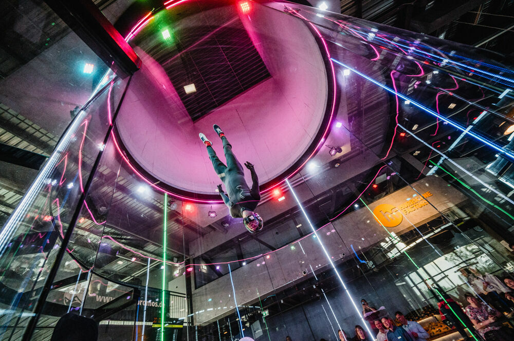 Der zweite Tag war gefüllt mit vielen Vorträgen auf der Main Stage sowie der Special Stage. Die Gäste hatten außerdem die Möglichkeit, in der Innovation Lounge mit den Referentinnen und Referenten sowie den PROMOS-Spezialisten zu allen Themen rund um Consulting, IT und Technik ins Gespräch zu kommen. Hier fanden viele angeregte Konversationen und Austausch zu den neuesten Technologien und innovativen Lösungen statt. Außerdem waren die Gäste sehr begeistert von den Speed Sessions, da sie in kürzester Zeit aktuelle Informationen zu relevanten Themen erhielten. So konnten sie lernen, wie eine hohe Datenqualität in allen Bereichen aufrechterhalten werden kann oder eine digitale Meldungshistorie in einer mobilen App aussieht. Auf der Main Stage gab es zahlreich längere Vorträge, die dank der Referentinnen und Referenten einen exklusiven Einblick in moderne Lösungen, Prozesse und innovative Unternehmen gaben. Der Vortrag über die maximale Effizienzsteigerung in P2P-Prozessen von Catharina Schroll von der Schörghuber IT und Thomas Pfeiffer von der Bayerischen Hausbau GmbH & Co. KG begeisterten dieses Jahr die Besucherinnen und Besucher genauso wie der spannende Einblick in die Wohnungsaufbereitung bei der DOGEWO21, den Carlotta Martin-Bullmann und Gero Scheebaum den Zuschauerinnen und Zuschauern gaben. Es gab viele weitere interessante Themen und Highlights, die gar nicht alle in einem Beitrag behandelt werden können.  Es ist jedoch nach wie vor möglich, ein Online-Ticket zu kaufen, um auf die On-Demand Inhalte zuzugreifen. Wir danken sämtlichen Referentinnen und Referenten, Gästen und PROMOS-Experten, die dieses Forum mal wieder zu einem einzigartigen Erlebnis gemacht haben und freuen uns schon auf das 17. OpenPromos Anwenderforum!