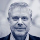 Gunter Dueck Gunter Dueck ist Professor der Mathematik, Schriftsteller und ehemaliger Innovator bei IBM. Dort ging er 2011 in den Ruhestand und widmet sich seitdem in einzigartiger Weise den Themen Digitalisierung, Zukunft und Bildung. Als Schriftsteller und Speaker vertritt Gunter Dueck innovative Thesen und zeigt mit seiner satirisch-sarkastischen Vortragsweise immer wieder auf, dass Veränderungen, je nach Blickwinkel, nicht als Bedrohung, sondern als Bereicherung wahrgenommen werden können. Der selbsternannte Querdenker versucht so, mit seinen Ideen die Welt ein Stückchen besser zu machen. Referent Gunter Dueck auf dem 14. OpenPromos Anwenderforum 2019 in Berlin