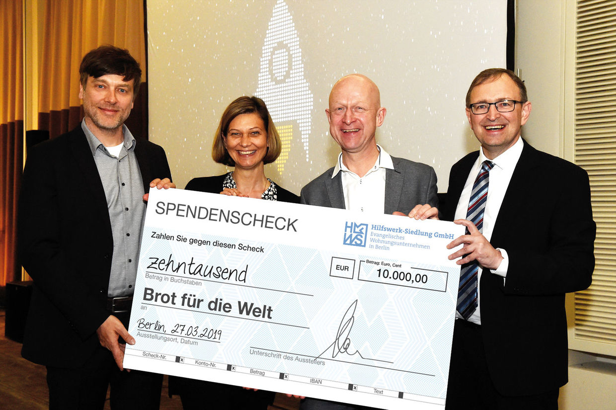 V.l.n.r.: Nach der Spendenübergabe auf dem 14. OpenPromos Anwenderforum posierten Jens Kramer, CEO von PROMOS consult, Dorit Brauns, Stellvertretende Geschäftsführerin bei HWS, Michael Türk von "Brot für die Welt" und Jörn von der Lieth, Geschäftsführer bei HWS, für die Pressevertreter vor Ort. Spendenübergabe auf dem 14. OpenPromos Anwenderforum
