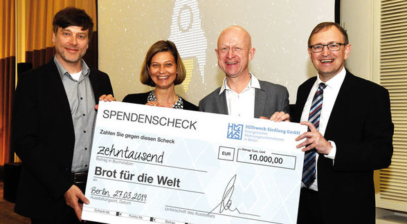 Spendenübergabe auf dem 14. OpenPromos Anwenderforum