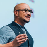 Special Guest Jean-Philippe Hagmann: „Die Kunst der radikalen Innovation“ Experte für radikale Innovation und Keynote Speaker 15. Juni 2021, 14.15 Uhr Radikale Innovationen entstehen nicht als Nebenprodukt unseres Tagesgeschäfts – davon ist Jean-Philippe Hagmann überzeugt. Um sich nicht nur mit den kleinen Federn technischer Neuerungen zu schmücken und dabei hinter internationalen Innovationsvorreitern und wendigen Start-ups abzufallen, möchte er das Thema mit Ihnen endlich angehen und Sie fit machen für eine innovative Zukunft Ihres Unternehmens.  Jeanne-Philippe Hagmann mit seiner Keaynote „Die Kunst der radikalen Innovation“ auf dem OpenPromos Anwenderforum on Air 2021