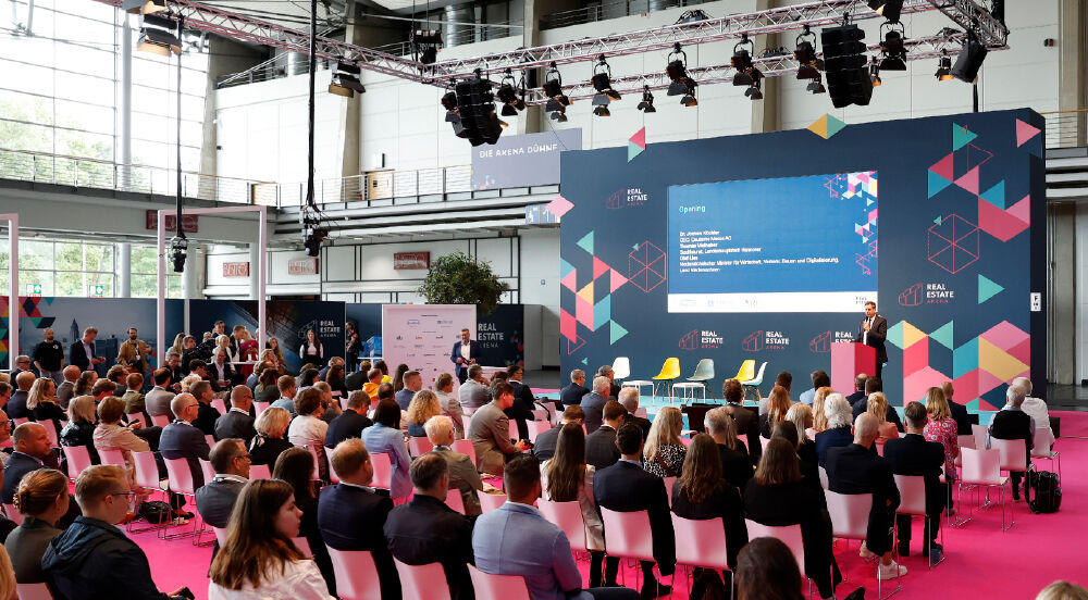 Bei der Real Estate Arena 2025 treffen Sie PROMOS am Stand des GdW. In einem Panel diskutieren wir über die Zukunft von ERPs und IT-Entscheidungen.