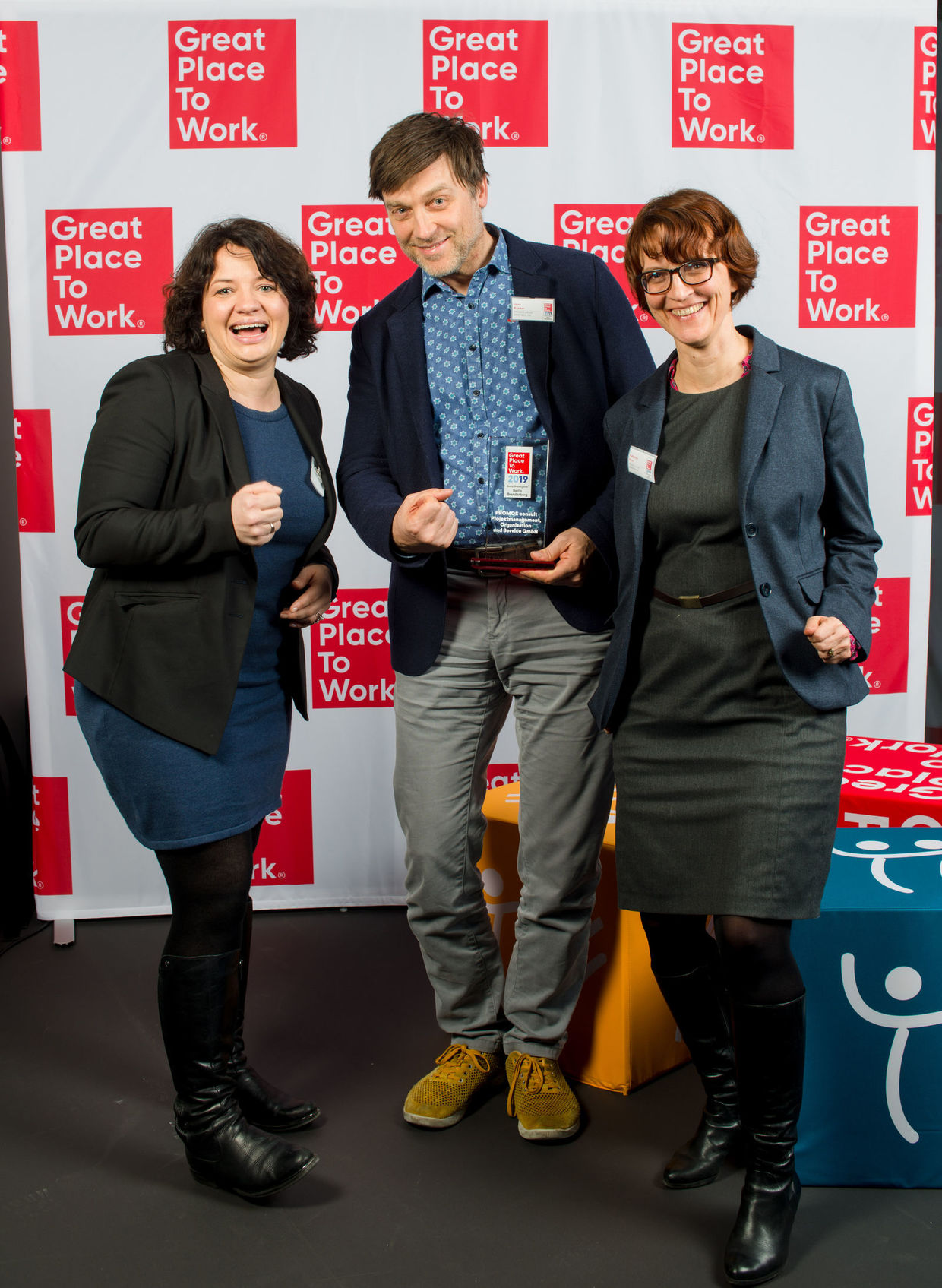 V.l.n.r.: Diana Beyer, Director HR, Jens Kramer, CEO, und Katharina Knorr, CFO, nahmen auf der Prämierungsveranstaltung zur Wahl der besten Arbeitgeber in Berlin/Brandenburg die Auszeichnung vom Institut Great Place to Work ® begeistert entgegen.