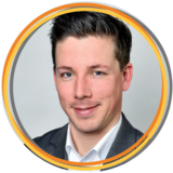 Kai Wirthwein Für Kai Wirthwein kann selbst der alltäglichste Bezahlvorgang zum Indikator für Zukunftsfitness werden. Der Experte für Plattformlösungen und die Zukunft des Zahlungsverkehrs in der Wohnungswirtschaft weiß, wie wichtig es ist, auch bei den Themen mit Transformationspotenzial ganz genau auf die realen Prozesse zu schauen. Denn nur so lassen sich wirkungsvolle Lösungen für die Zukunft entwickeln. Kai Wirthwein