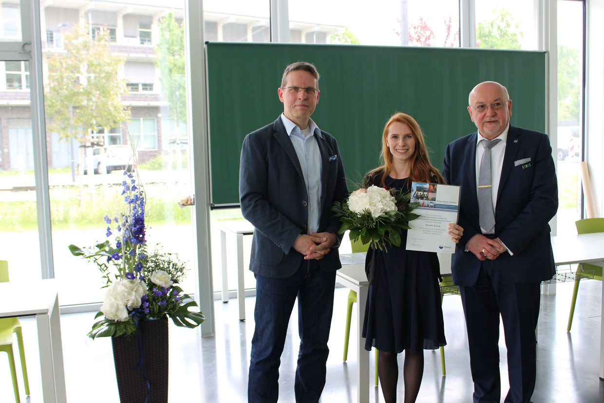 Prof. Dr. László Ungvári und Prof. Dr. Bertil Haack gratulieren Christin Schulz zum Erhalt des PROMOS Stipendiums. PROMOS Stipendiumvergabe 2017 an der TH Wildau